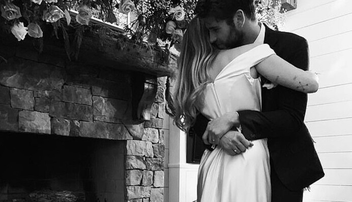 Майли Сайрус и Лиам Хемсворт поделились фотографиями со своей тайной свадьбы