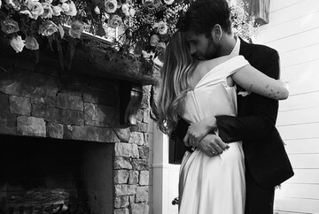 Майли Сайрус и Лиам Хемсворт поделились фотографиями со своей тайной свадьбы