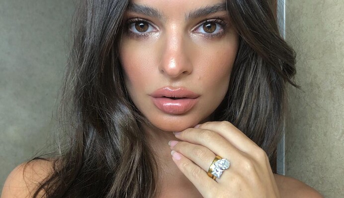 Самая сексуальная модель сверкнула голой грудью