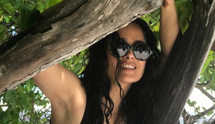 Голливудская звезда похвасталась пышным бюстом в купальнике