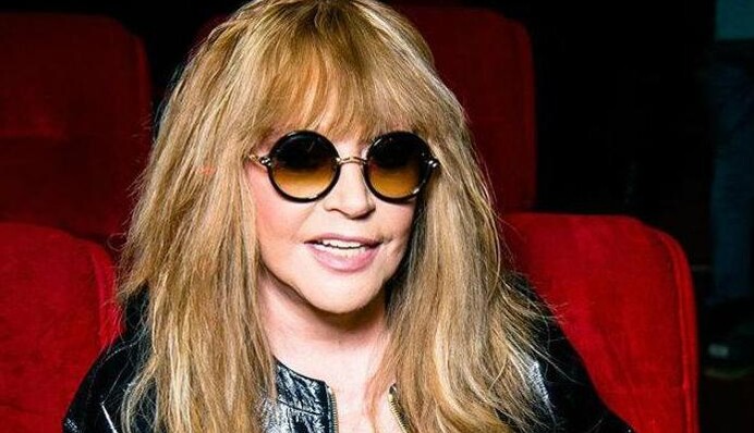 С друзьями, водкой и селедкой: Пугачева продолжает праздновать Новый год