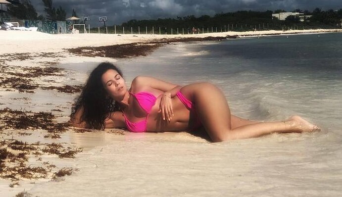 Лучше чем у Ким: Каменских восхитила фанатов обнаженными ягодицами