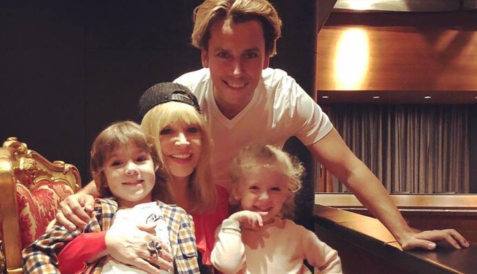 Стильная и стройная: Пугачева восхитила внешним видом на Рождество