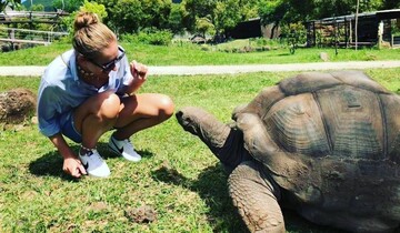 В стиле Кэрри Брэдшоу: Катя Осадчая поделилась эффектным фото в купальнике