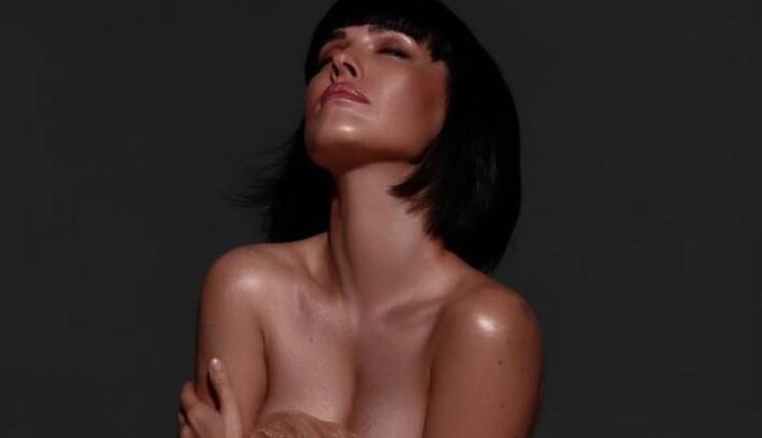 Астафьева показала сексуальную фигуру в мокром бикини