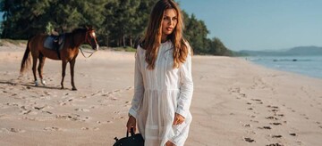 Виктория Боня в мокром платье блеснула обнаженной грудью на пляже