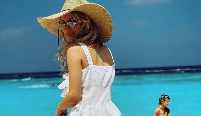 Девушка с Playboy: Лобода засветила пышную грудь на пляже