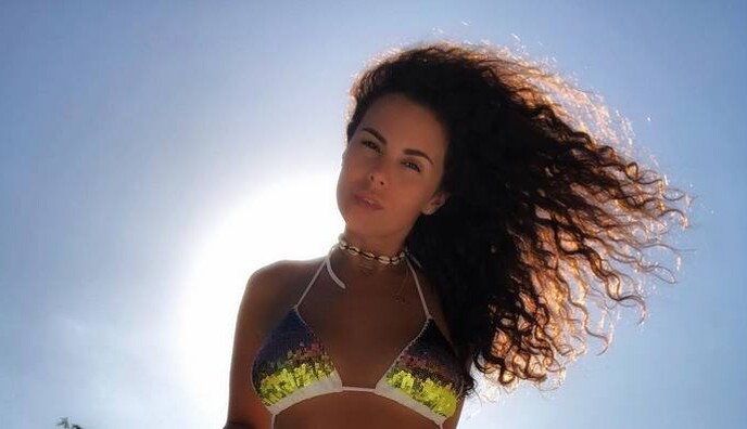 Выдохни и будь собой: Каменских в бикини раскритиковали за втянутый живот