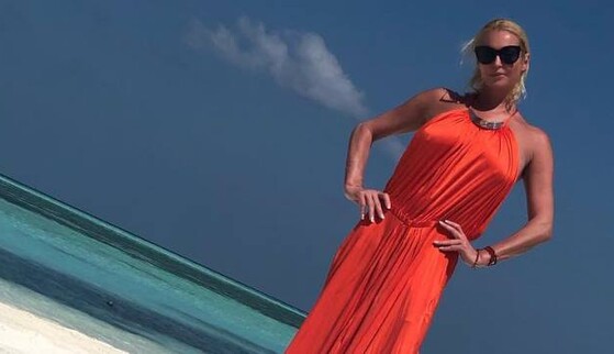 Мальдивы объединяют: Волочкова в купальнике не по размеру встретилась с Бузовой