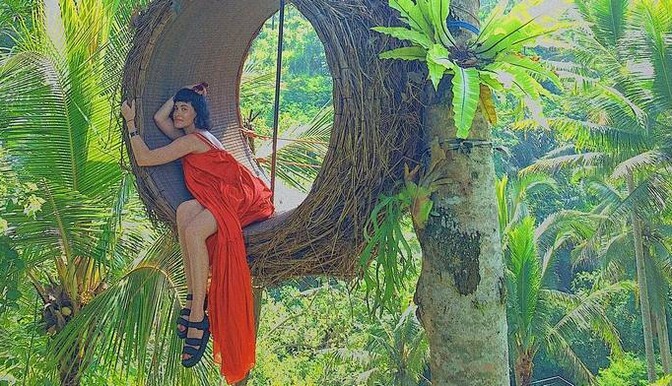 Что творит чертовка: Астафьева взбудоражила поклонников сексуальным видео