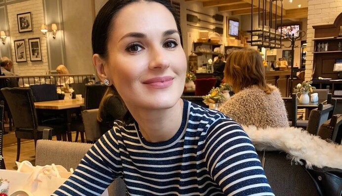 В купальнике и ярком халате: Маша Ефросинина наслаждается отпуском с семьей