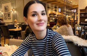 В купальнике и ярком халате: Маша Ефросинина наслаждается отпуском с семьей