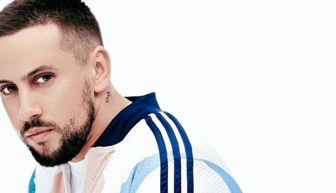 С женой и звездными друзьями: MONATIK поделился фото с отдыха в ОАЭ