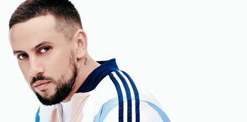 С женой и звездными друзьями: MONATIK поделился фото с отдыха в ОАЭ