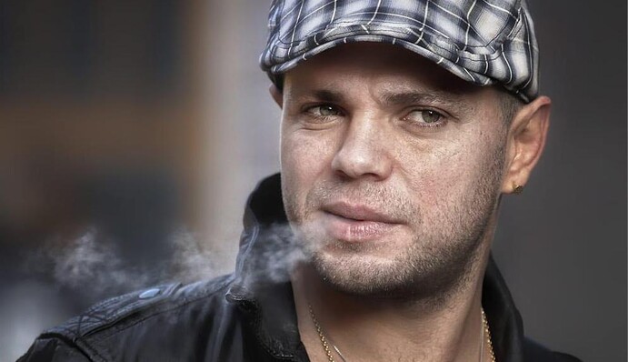 Солист популярной российской группы попал в больницу после укуса змеи