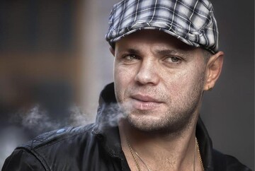 Солист популярной российской группы попал в больницу после укуса змеи