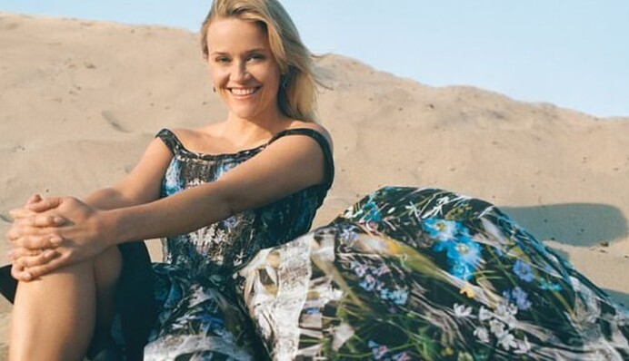 Риз Уизерспун снялась в фотосессии вместе с мамой и дочкой