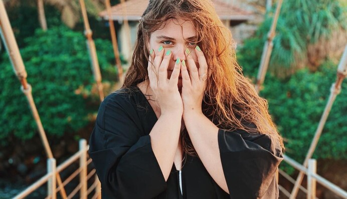 Солистка группы KAZKA засветила пышные ягодицы в купальнике