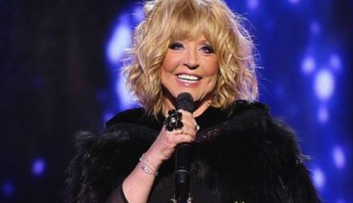 Пугачева удивила головным убором в церкви