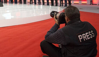 Без інтриги, але з пафосом: навіщо топ-політики перетворюють з'їзди на шоу