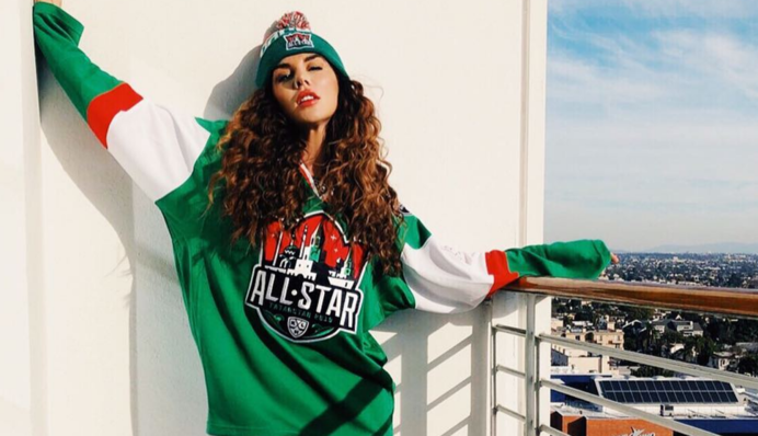 Седокова оголила пышные ягодицы на отдыхе