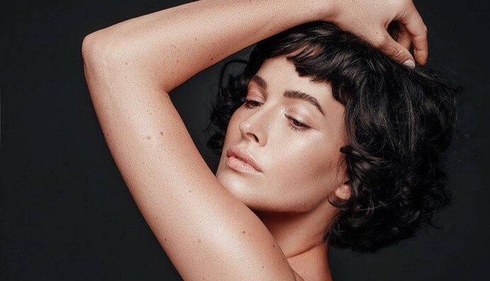 В прозрачном платье и без нижнего белья: Астафьева показала сексуальное фото