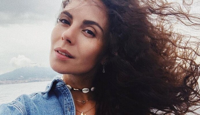 Настя Каменских в сексуальном комбинезоне посетила американское шоу