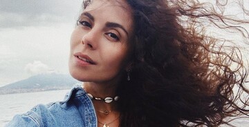 Настя Каменских в сексуальном комбинезоне посетила американское шоу