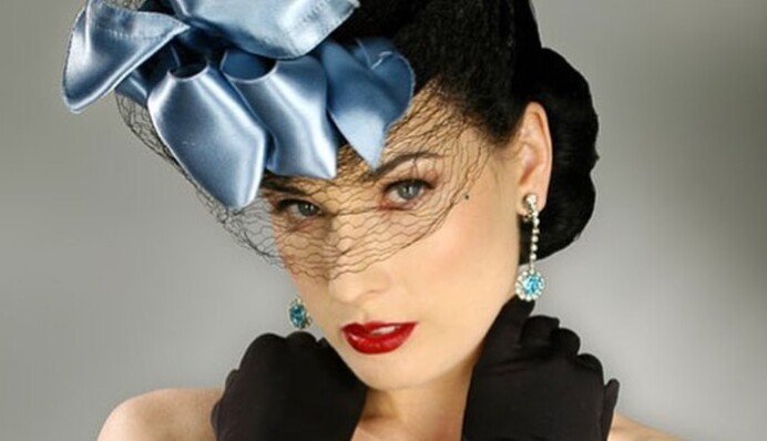 С голой грудью: Дита фон Тиз приняла участие в модном показе