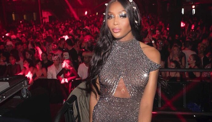 Наоми Кэмпбелл вышла на подиум с обнаженной грудью