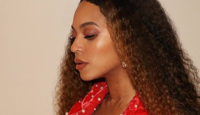 Бейонсе засветила обнаженную грудь в мини-платье