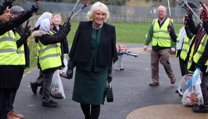 Жена принца Чарльза одолжила сумку у Меган Маркл