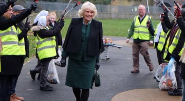 Жена принца Чарльза одолжила сумку у Меган Маркл