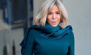 Не по протоколу: первая леди Франции смутила внешним видов в храме