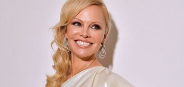 Памела Андерсон блеснула обнаженным бюстом на вечеринке