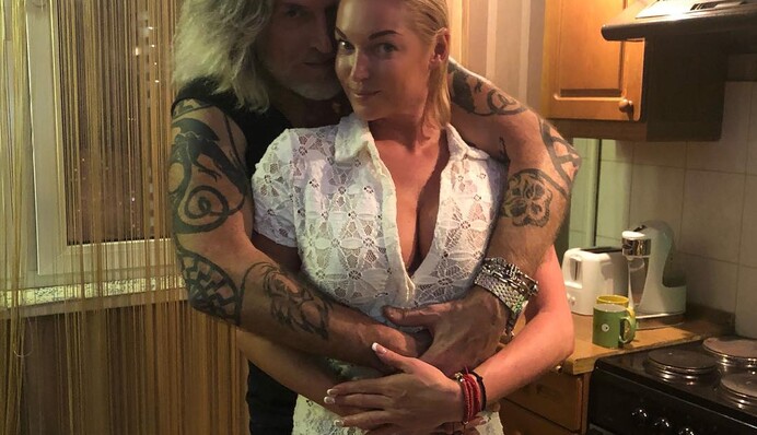 В постели с Джигурдой: Волочкова возмутила сеть новым фото