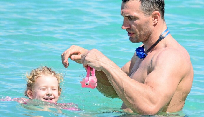 Кличко подловили на пляже во время отдыха с маленькой дочкой