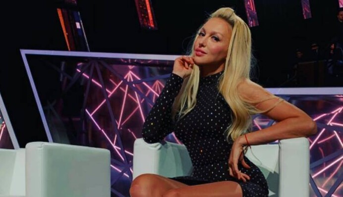 Как Барби: Оля Полякова появилась на съемках в дерзком мини