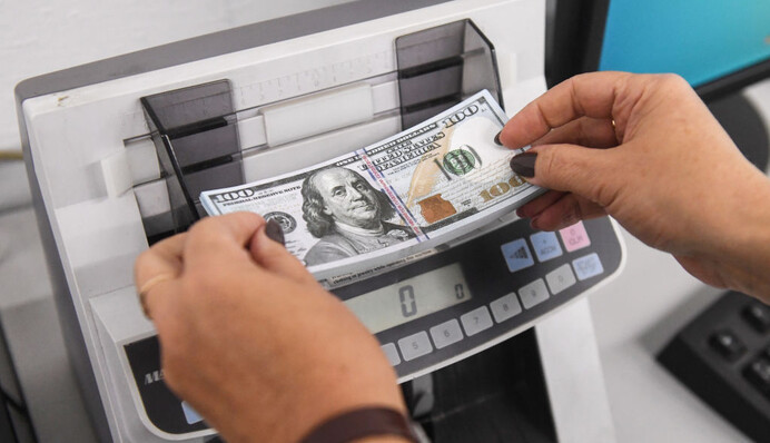 Валюта в ломбардах и на почте: неожиданные подробности нового закона