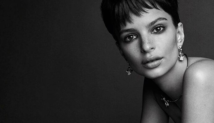 Ратаковски оголила грудь для известного глянца