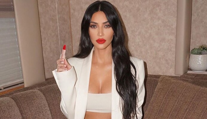 Пышная грудь Ким Кардашьян не поместилась в винтажном платье