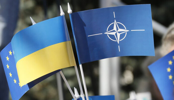 Пыль в глаза: почему курс на ЕС и НАТО не поможет Украине