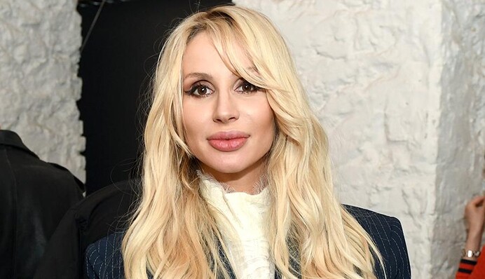 Как у Леонтьева: в сети высмеяли нелепые штаны Лободы