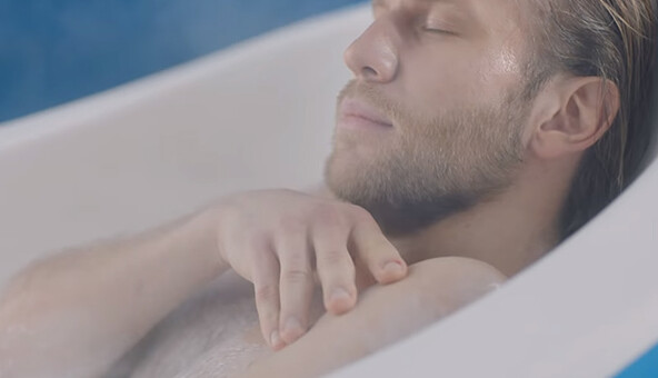 В ванне с йогуртом: скандальный Дорн снялся обнаженным