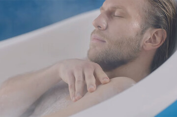 В ванне с йогуртом: скандальный Дорн снялся обнаженным