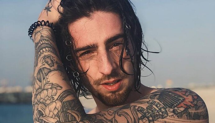 На деньги Нади жирует: муж Дорофеевой похвастался пафосным фото