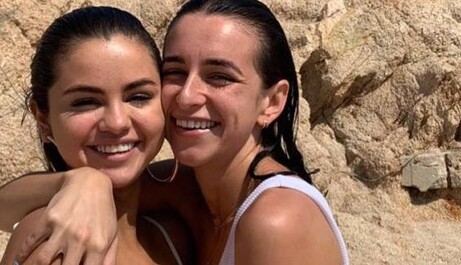 В купальнике с подругами: Селена Гомес вернулась к активной жизни после болезни