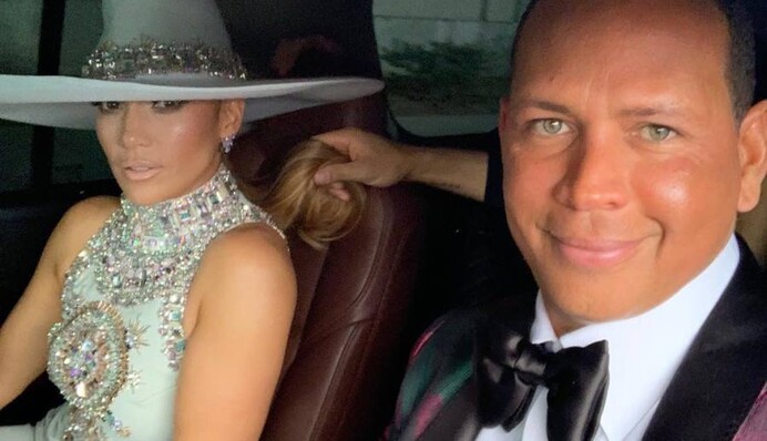 Дженнифер Лопес без бюстгальтера появилась на афтепати 