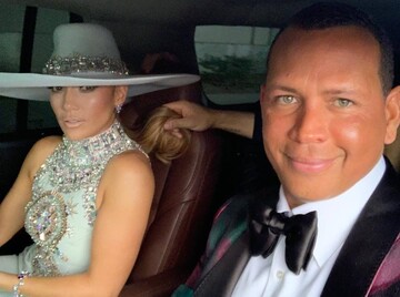 Дженнифер Лопес без бюстгальтера появилась на афтепати 