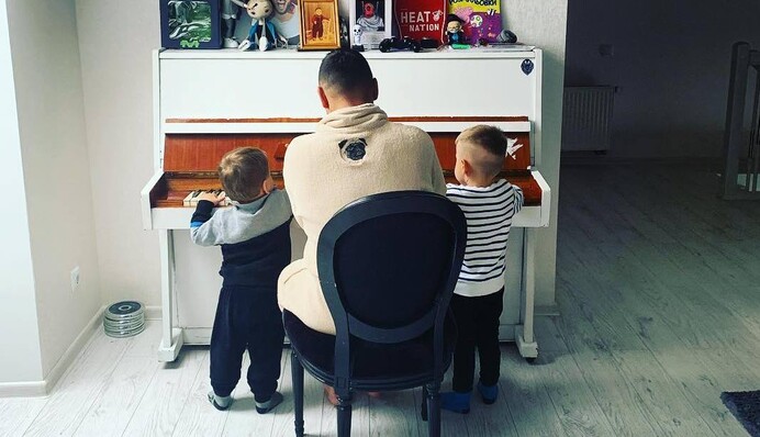 Весь в папу: MONATIK умилил поклонников домашним видео с сыном